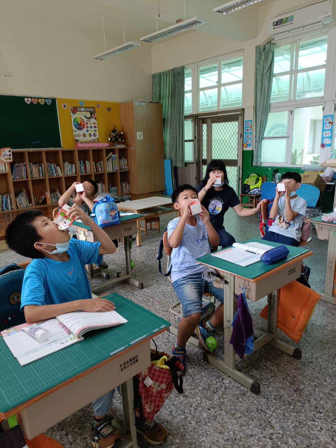 老師與學生一起享用鮮奶