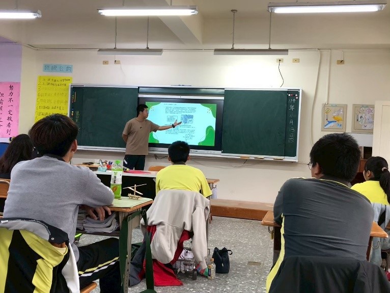 於課堂中說明健康飲食教育主題，引導學生認識早餐在日常飲食中的重要性，並說明正確早餐選擇對身體健康與學習表現的影響。