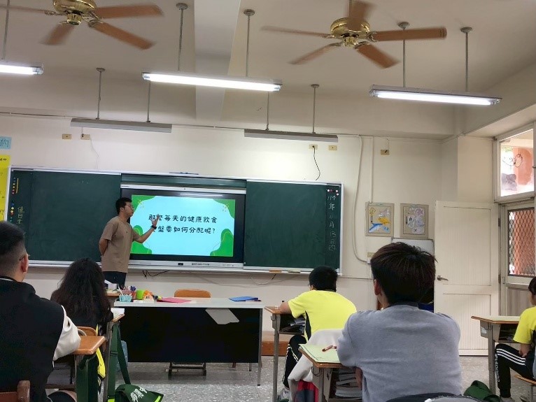 透過健康飲食餐盤教學，說明每日飲食中各類食物之分配比例，引導學生檢視個人飲食習慣，落實均衡飲食與健康促進理念。