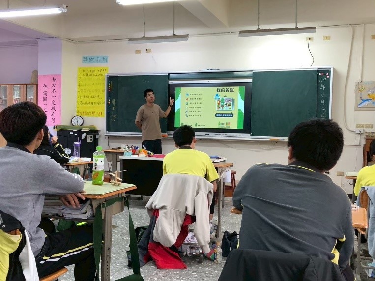 進行我的餐盤飲食教育教學，說明各類食物之建議攝取比例，協助學生檢視自身飲食內容，培養均衡飲食與自我健康管理之能力。