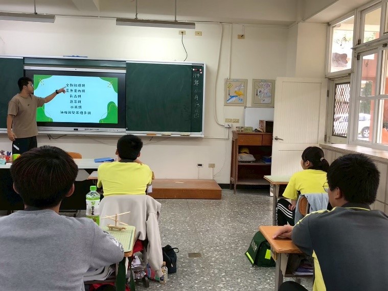 逐一介紹每日健康飲食餐盤所包含之各類食物，說明全穀雜糧類、豆魚蛋肉類、蔬菜類、水果類及乳品類之營養功能與建議攝取原則，協助學生建立正確且完整的飲食分類概念。