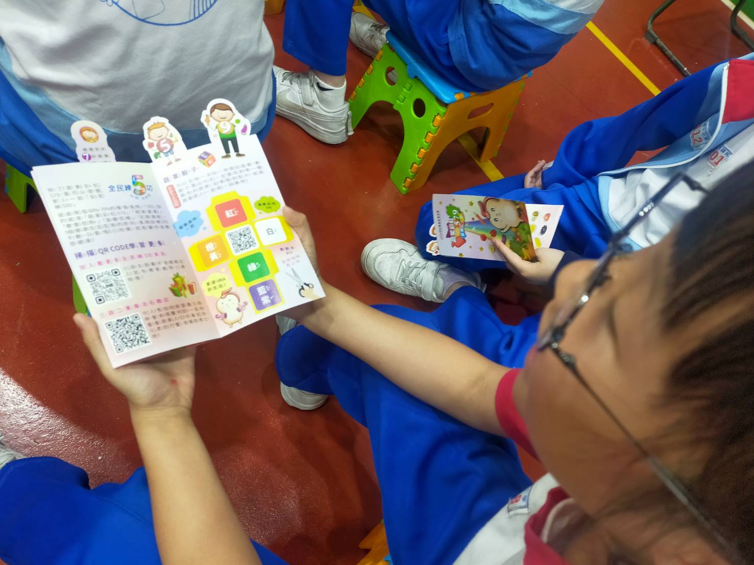 學生認真聽講並參考摺頁主題內容