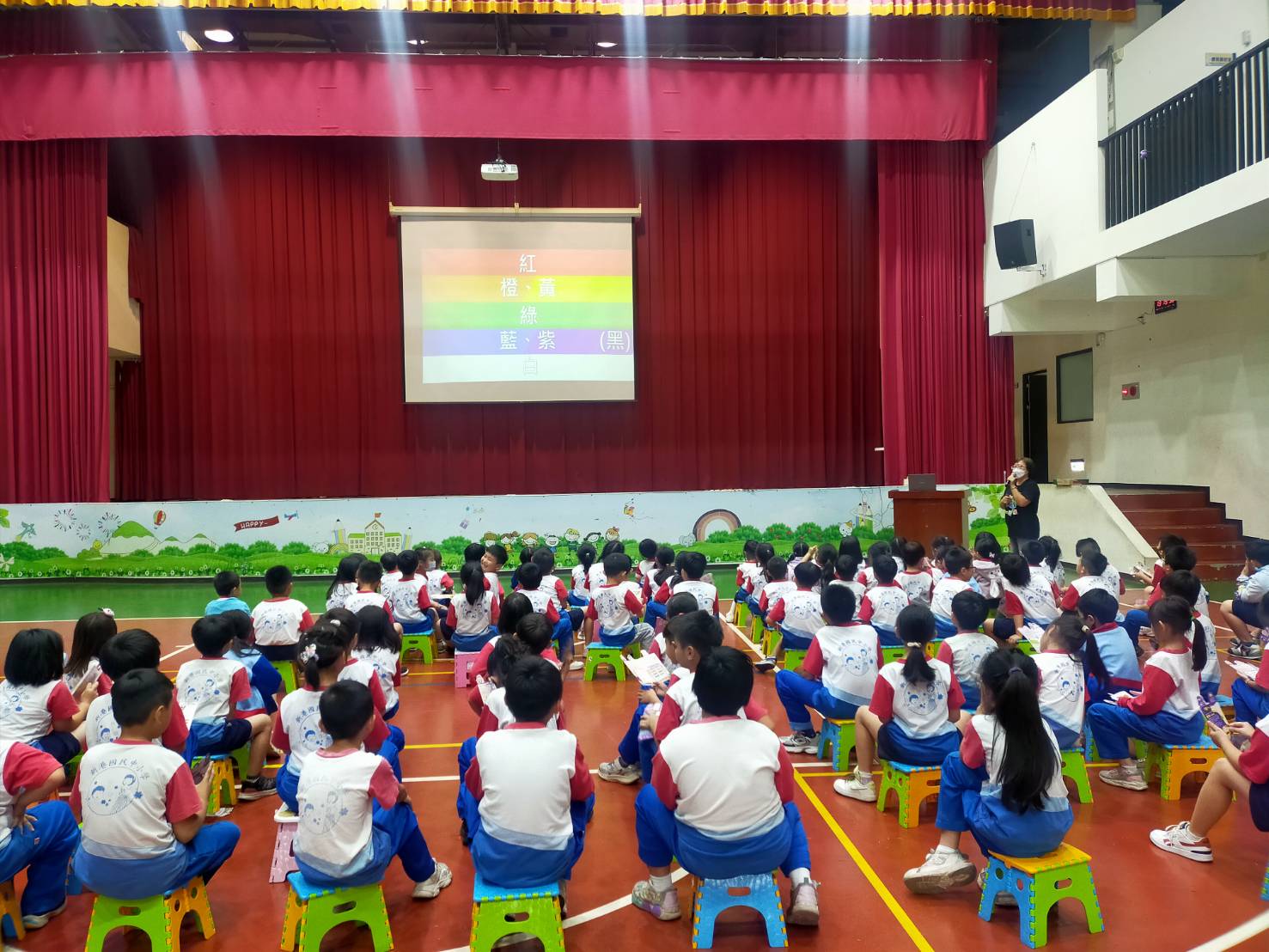 學生踴躍發言發表自己看法