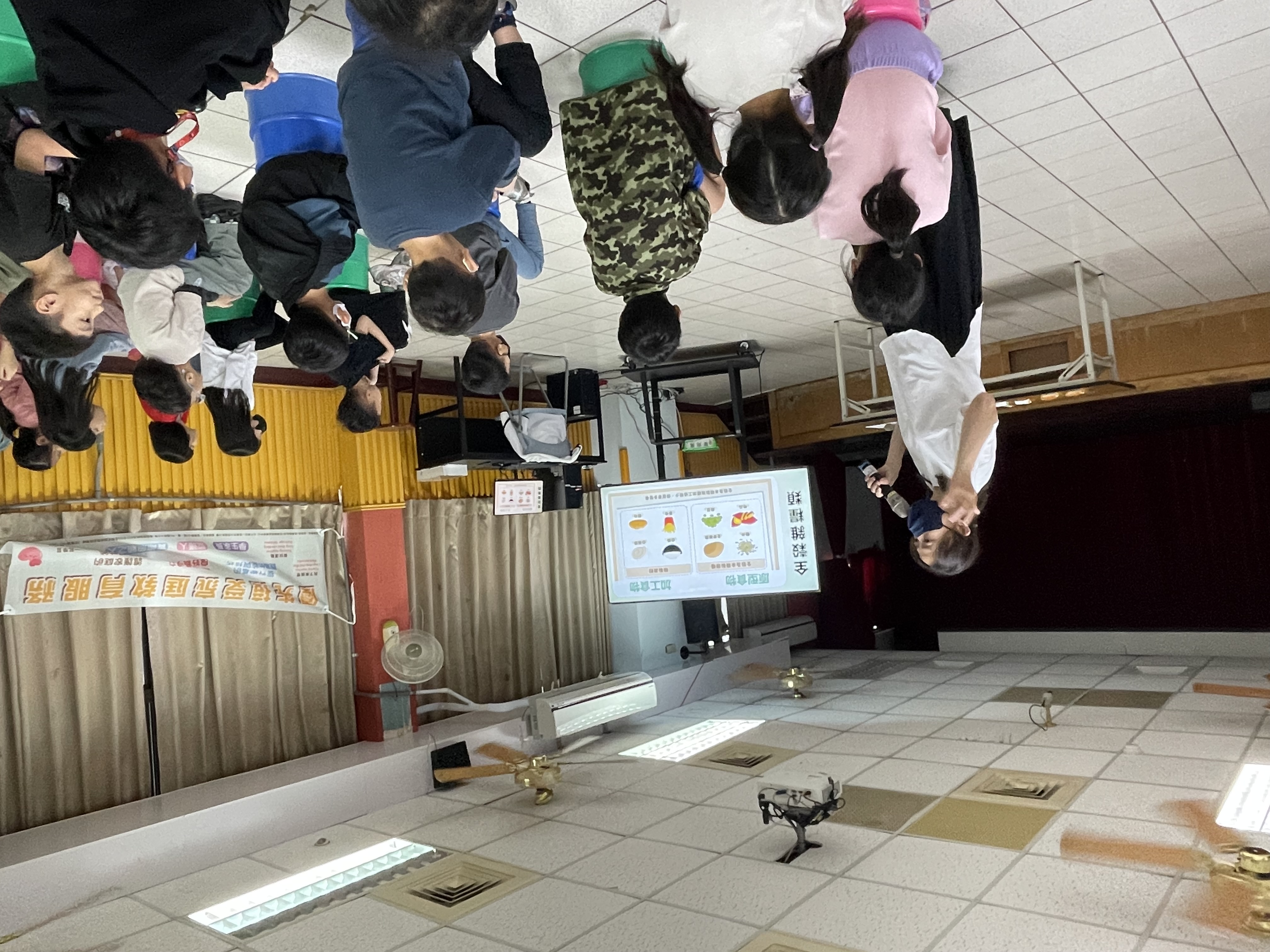 小朋友聚精會神聆聽