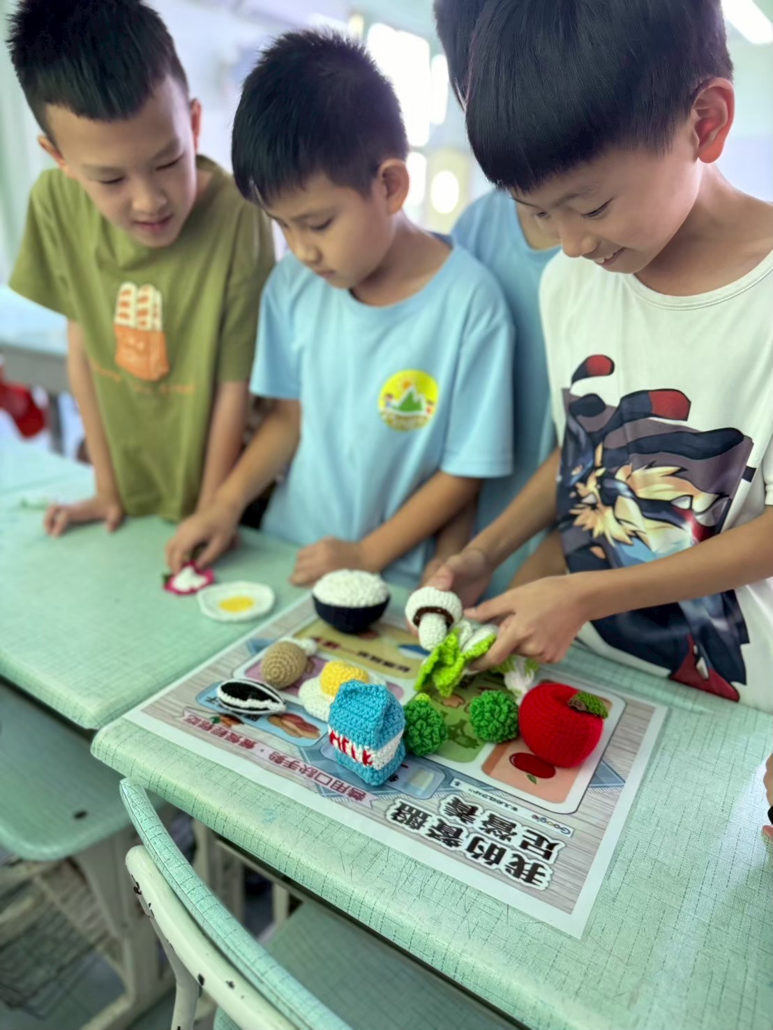 學生動手製作餐盤