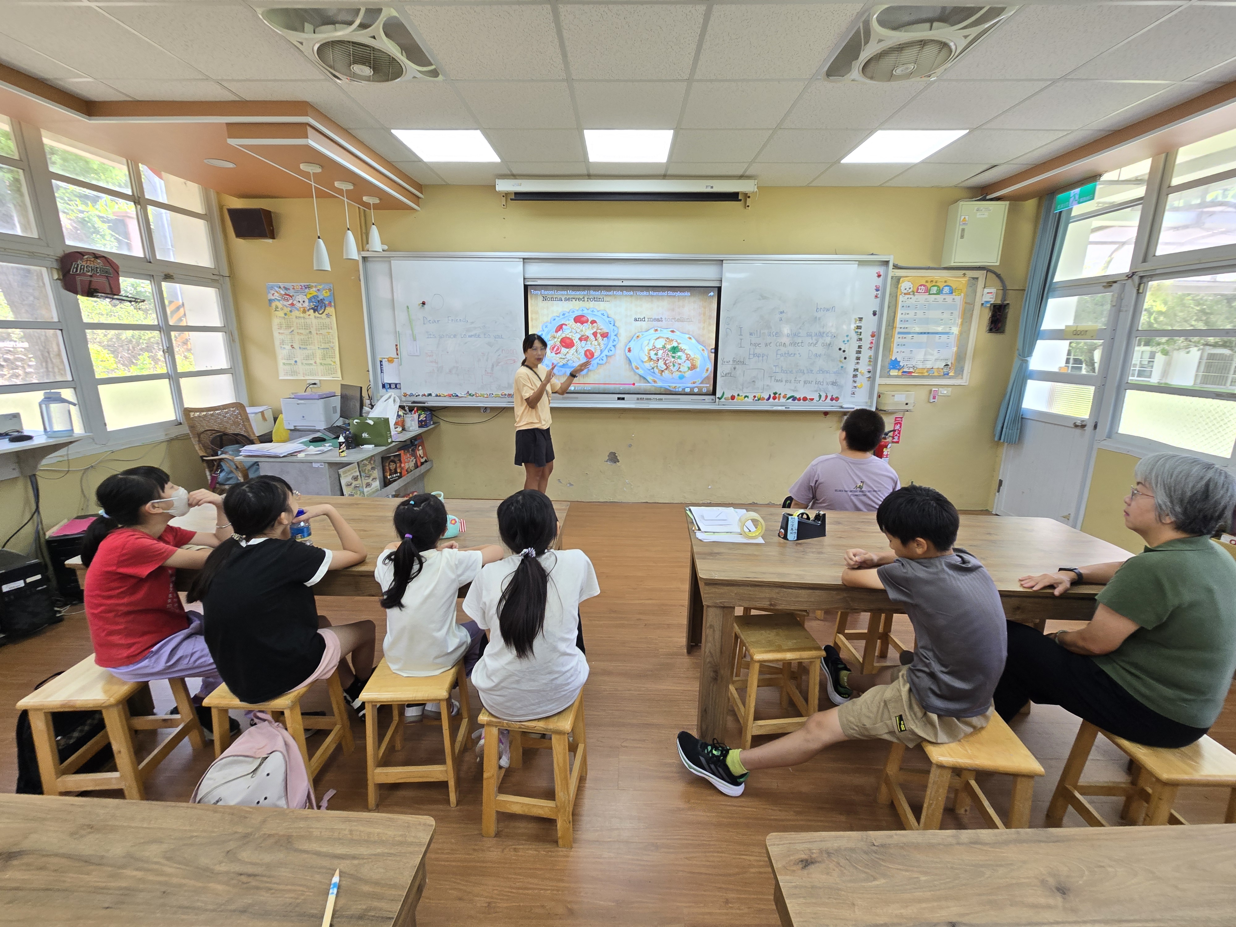 與學生討論麵食烹調重點。