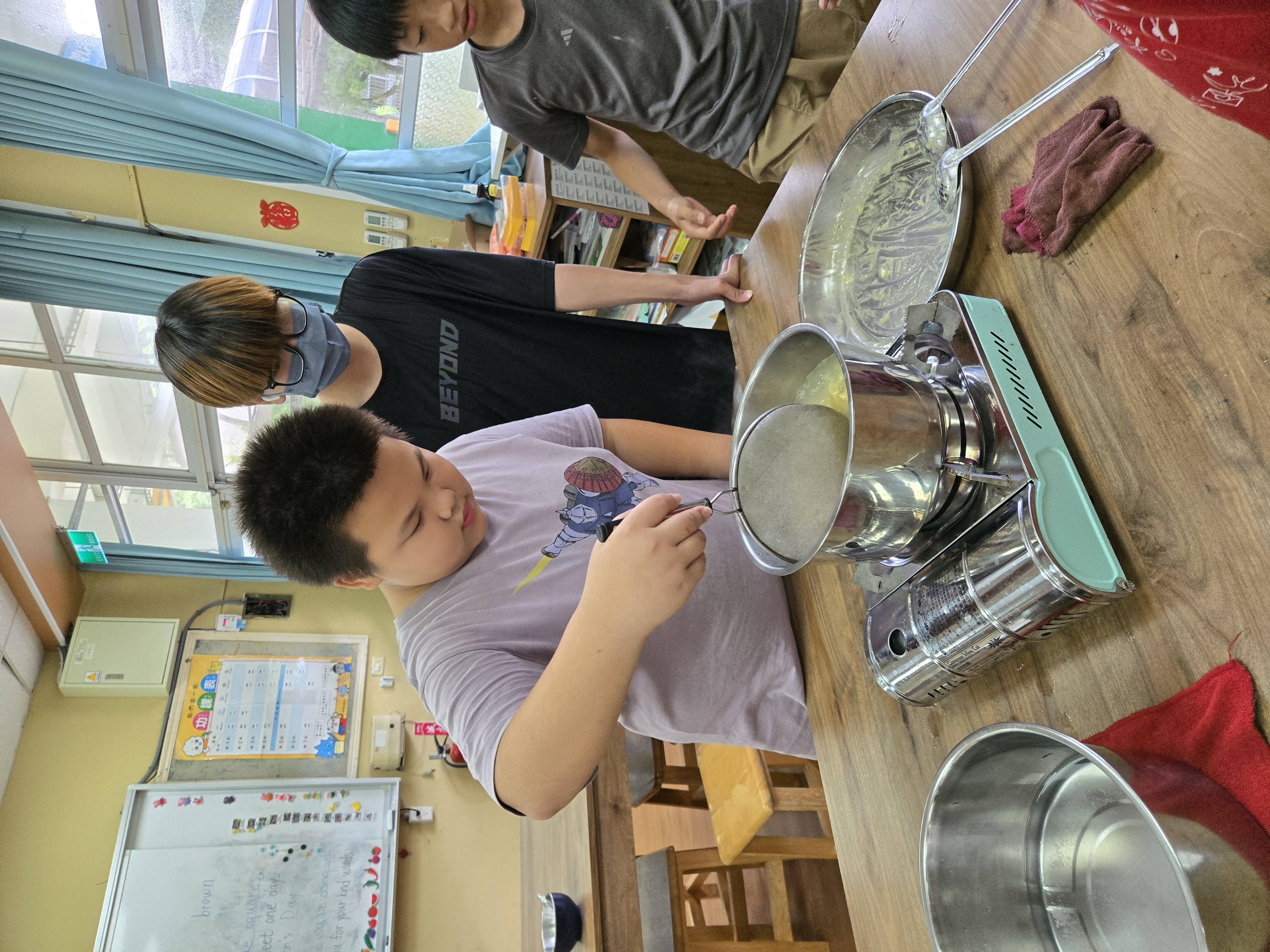 學生動手烹煮義大利麵。