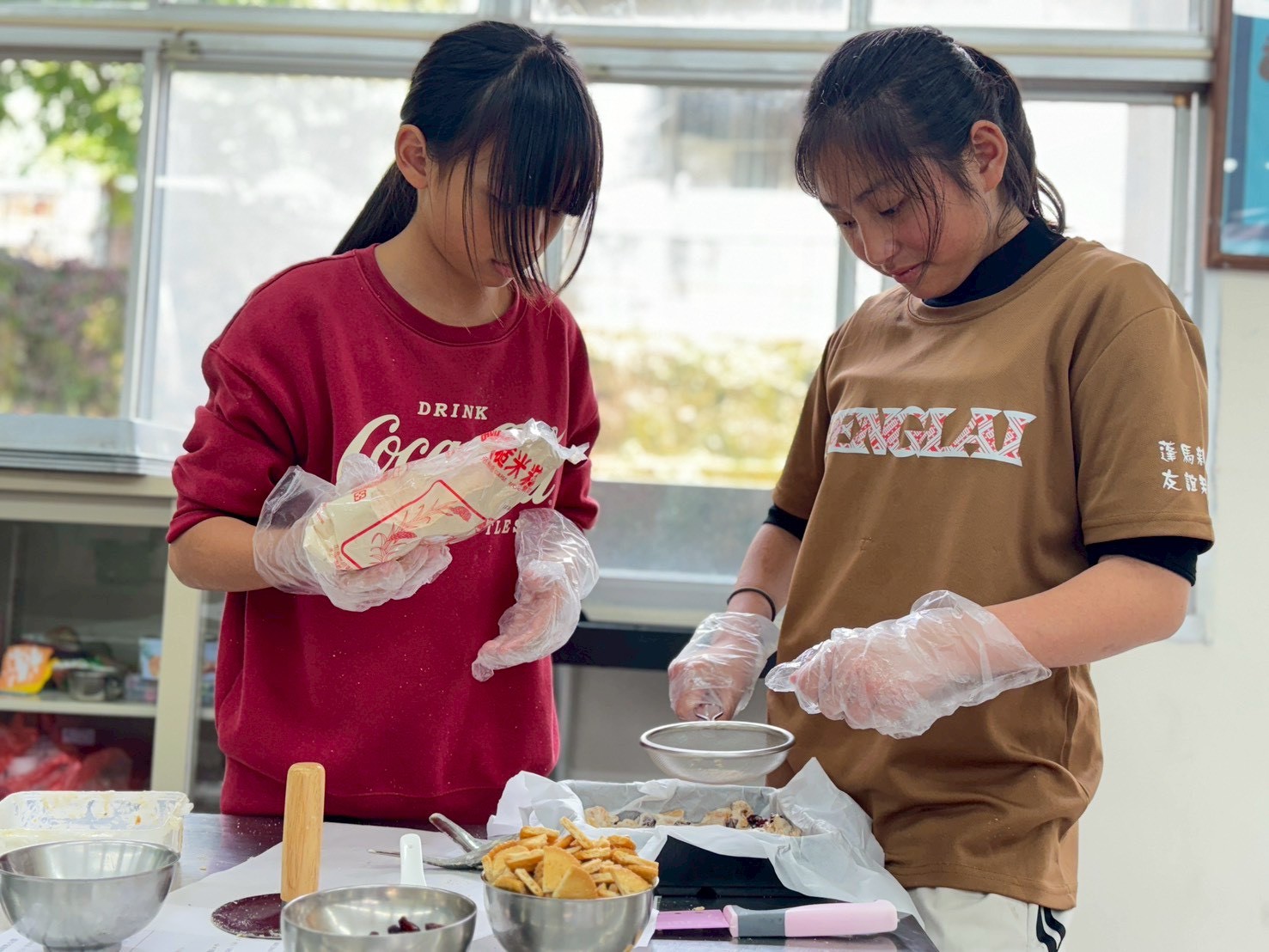 學生體驗使用在地製作點心。