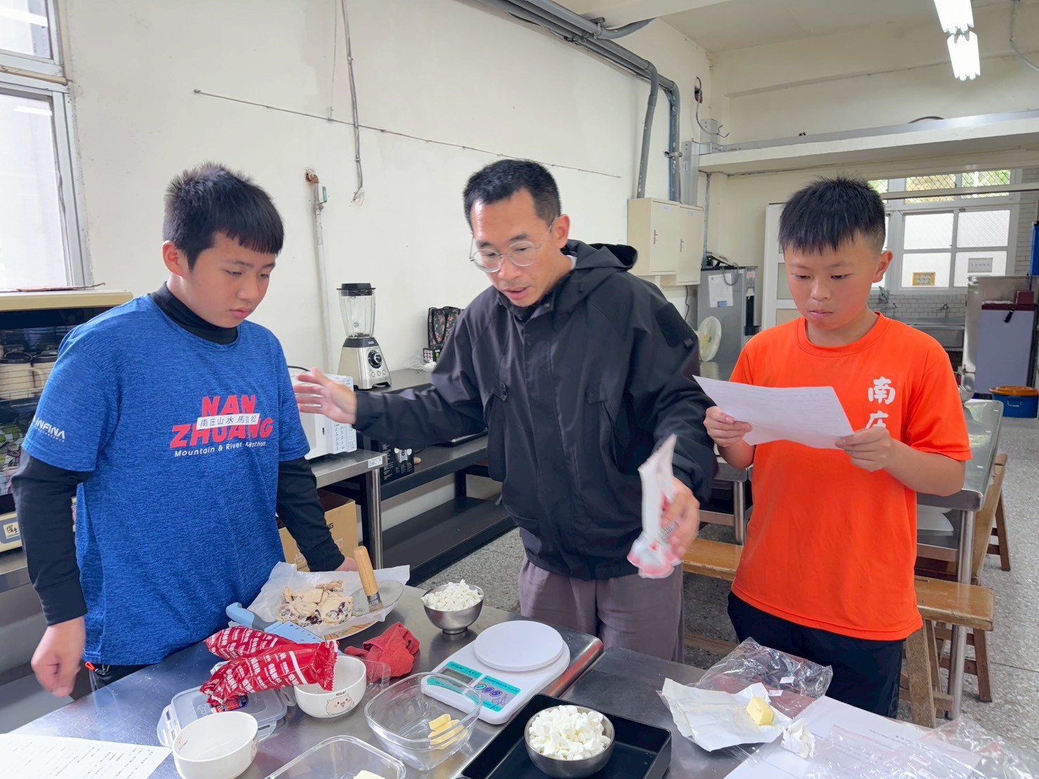 講師介紹在地食材。
