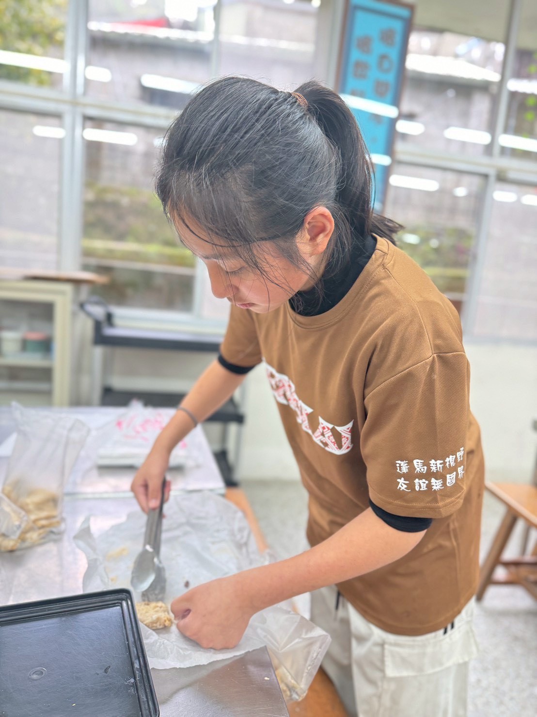學生體驗使用在地製作點心。