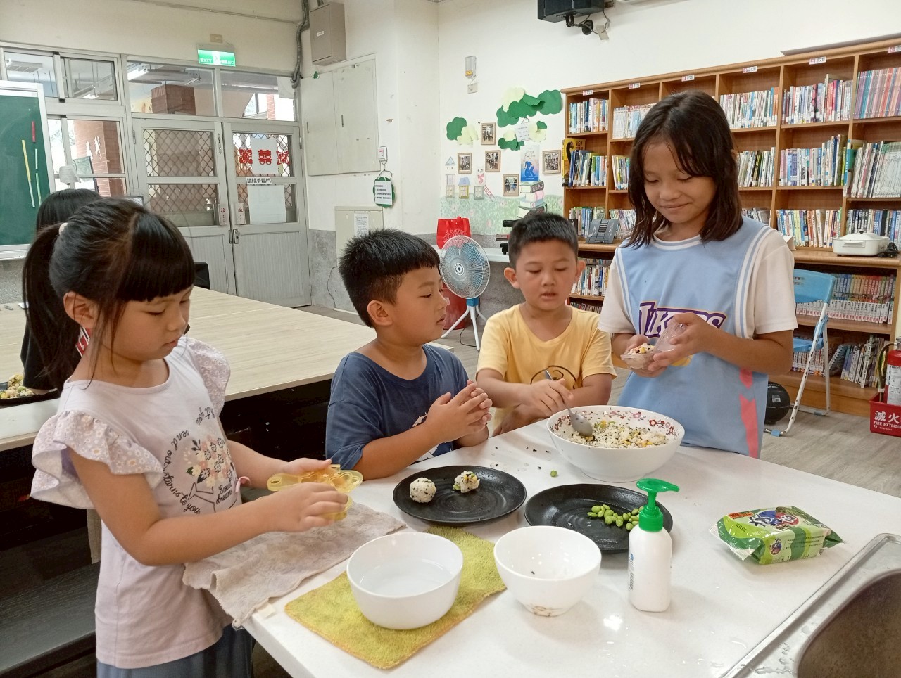 指導學生手作飯糰的操作流程