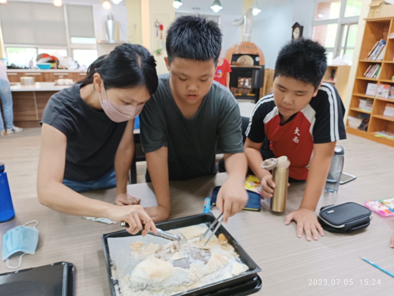 實際品嚐帶刺魚，練習正確挑刺與進食流程
