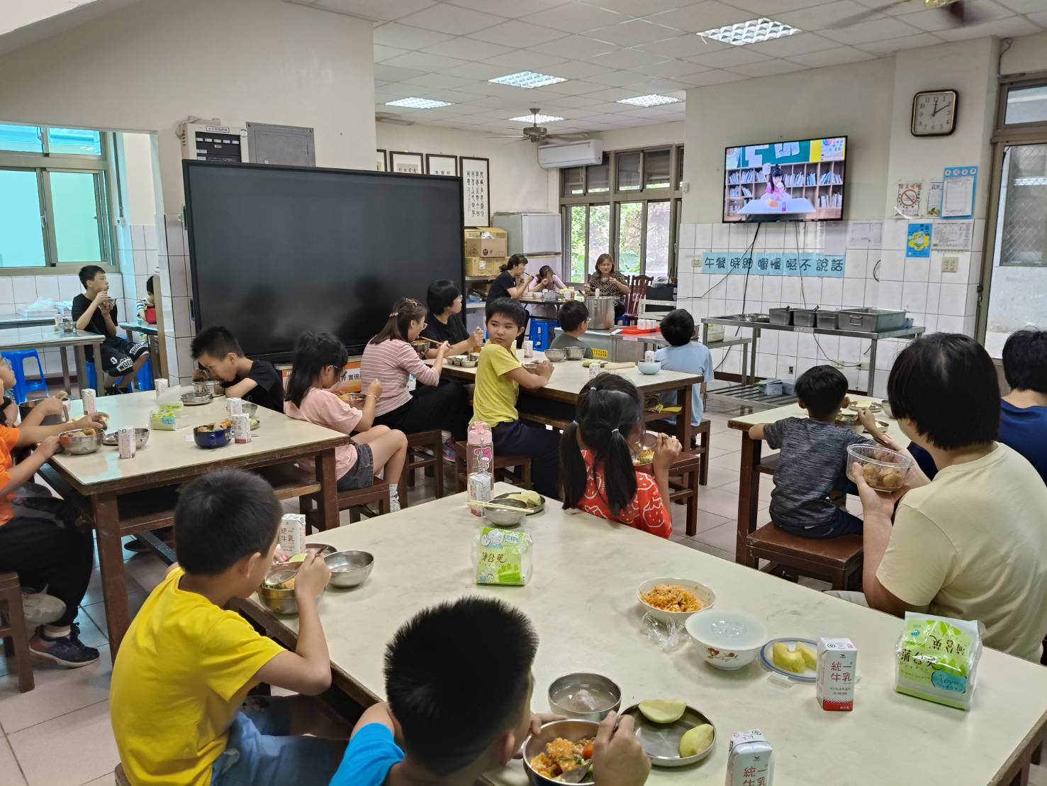 全校利用午餐時間觀賞影片，用有趣的方式認識月餅小知識