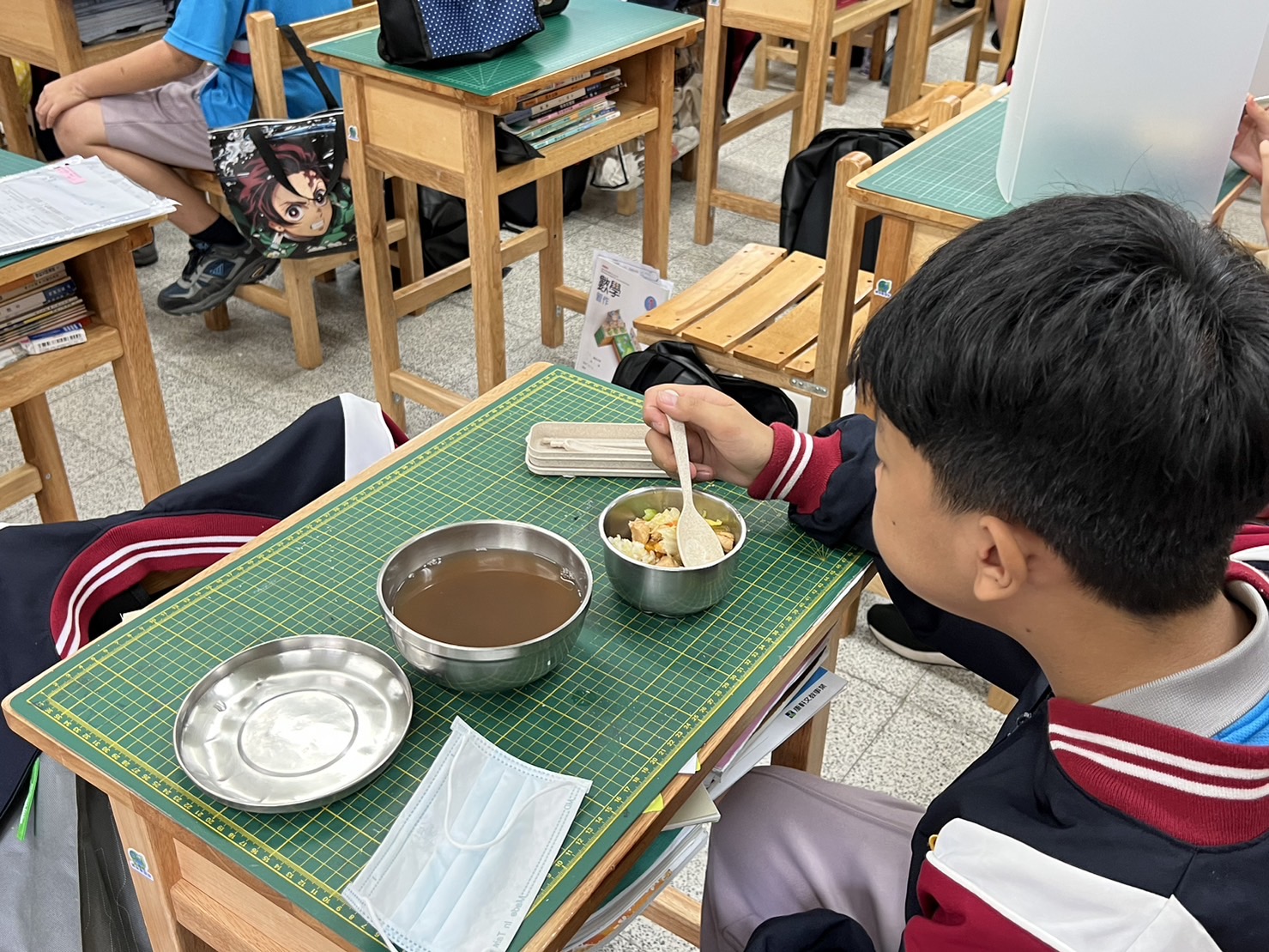 學生午餐快樂食用紅豆湯