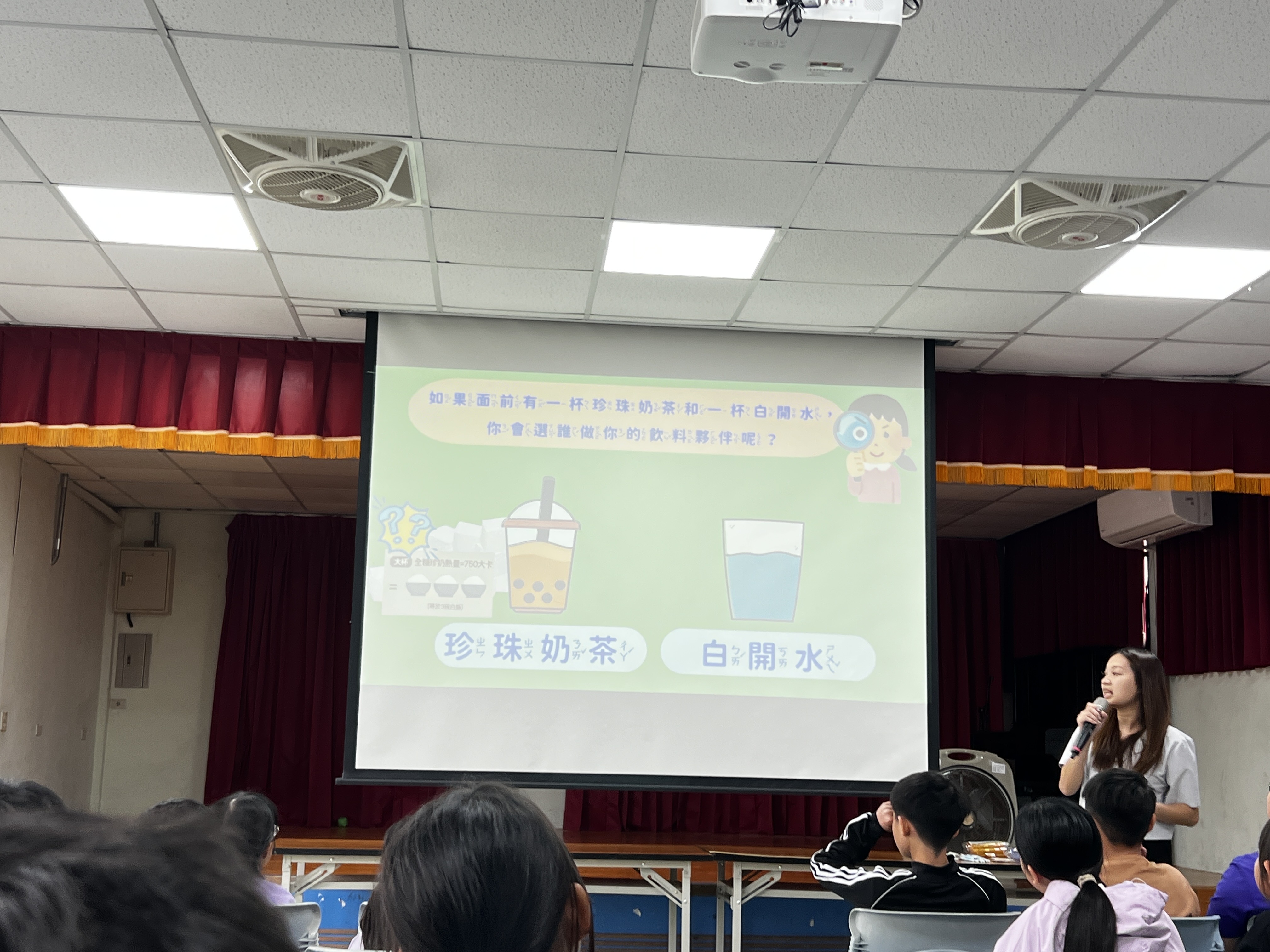一杯奶茶與一杯白開水的含糖量