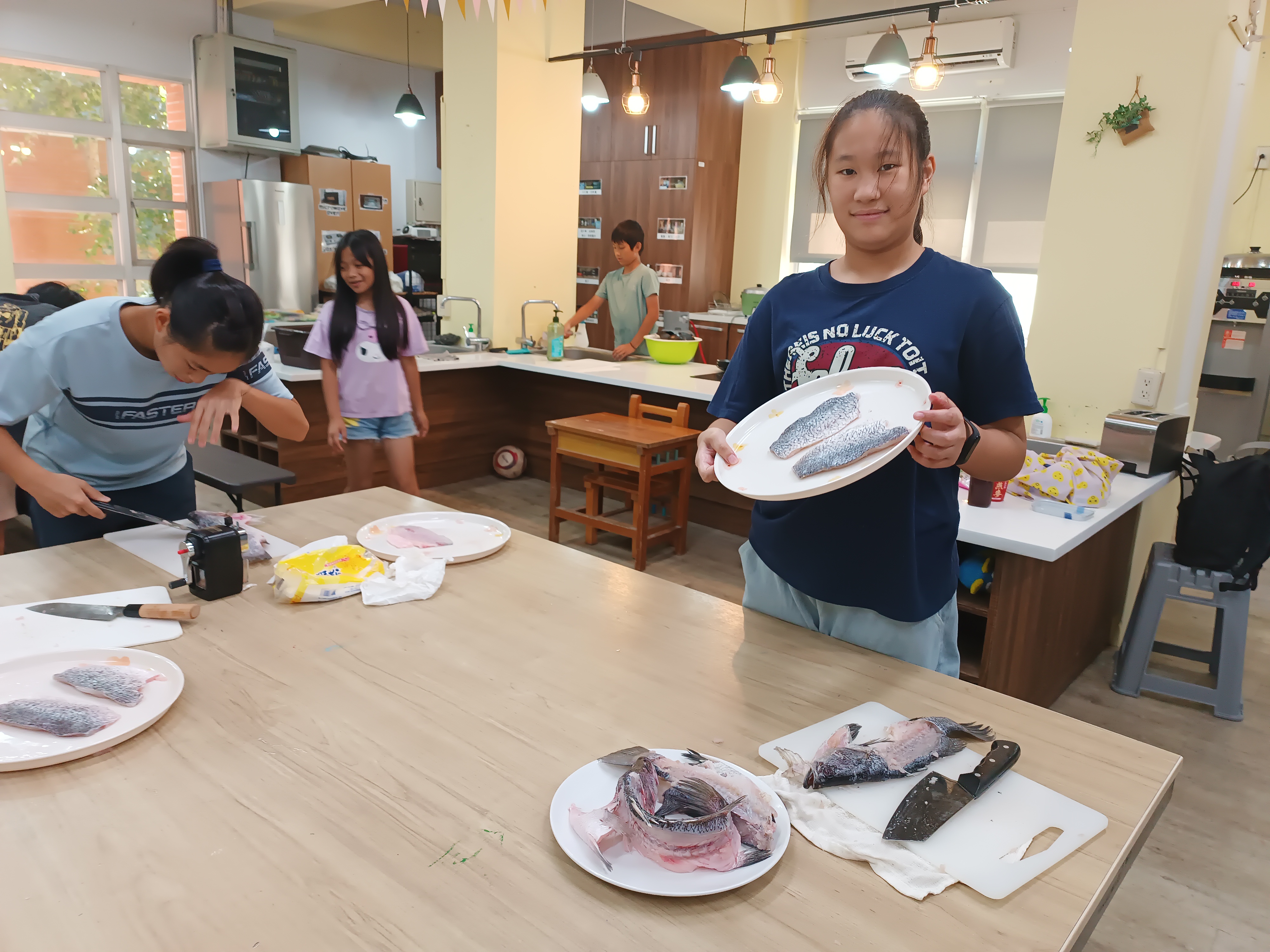 學生藉由吳郭魚的去骨活動認識魚骨分布