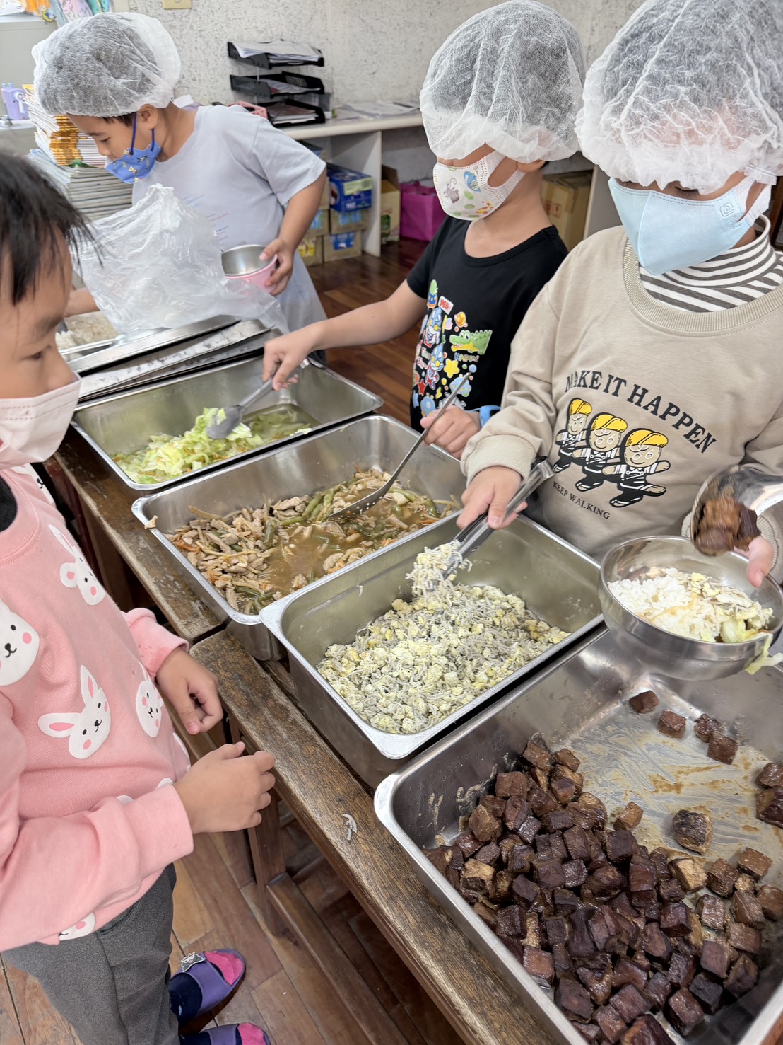 排隊等待同學盛吻仔魚炒蛋