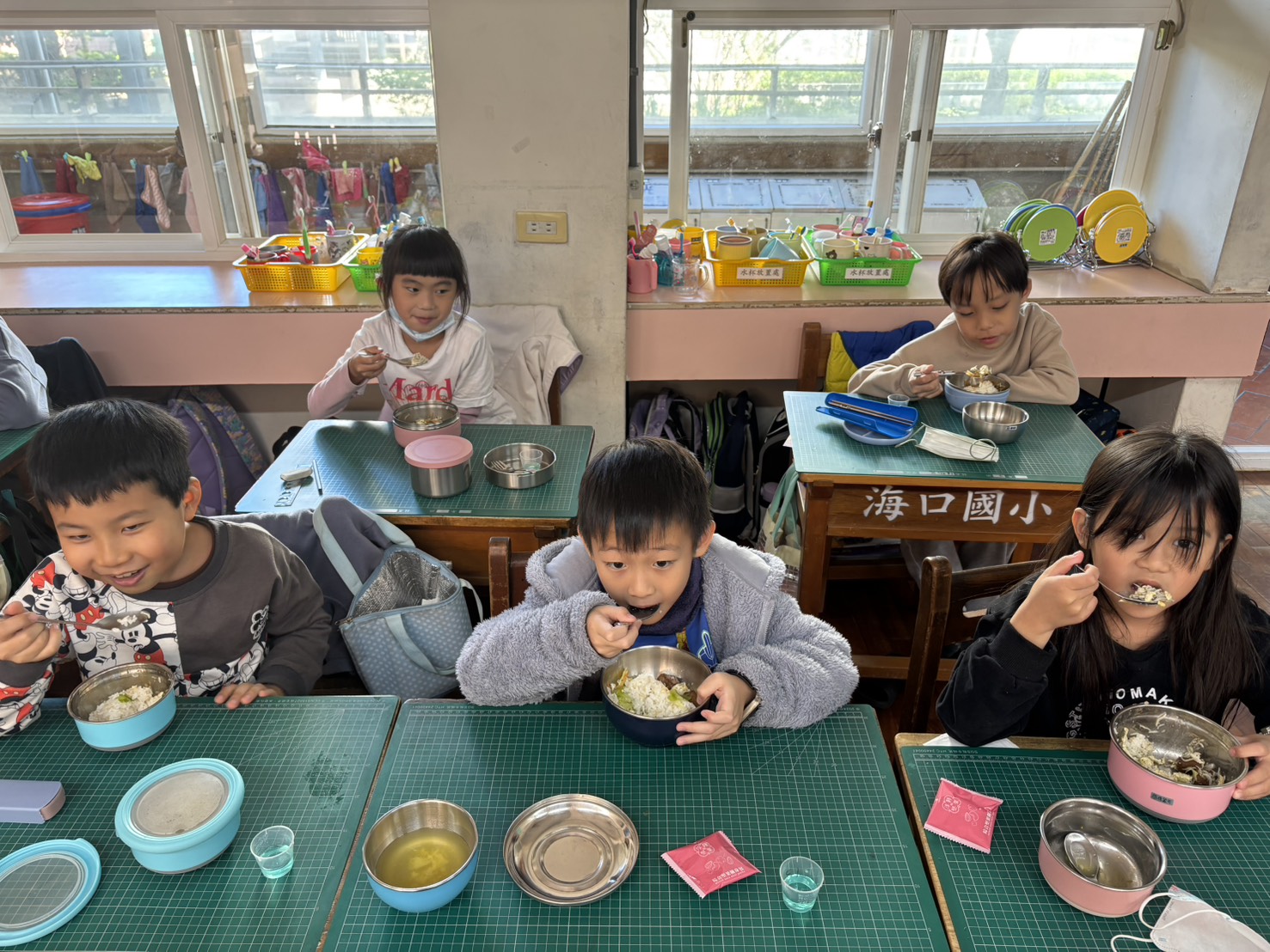 學生開心的吃吻仔魚炒蛋