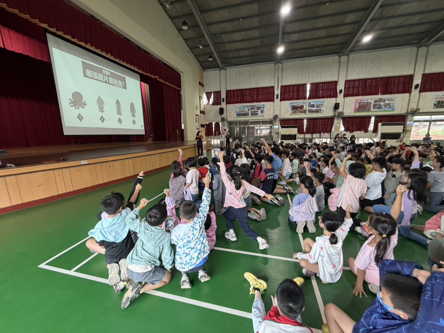 學生踴躍舉手回答問題