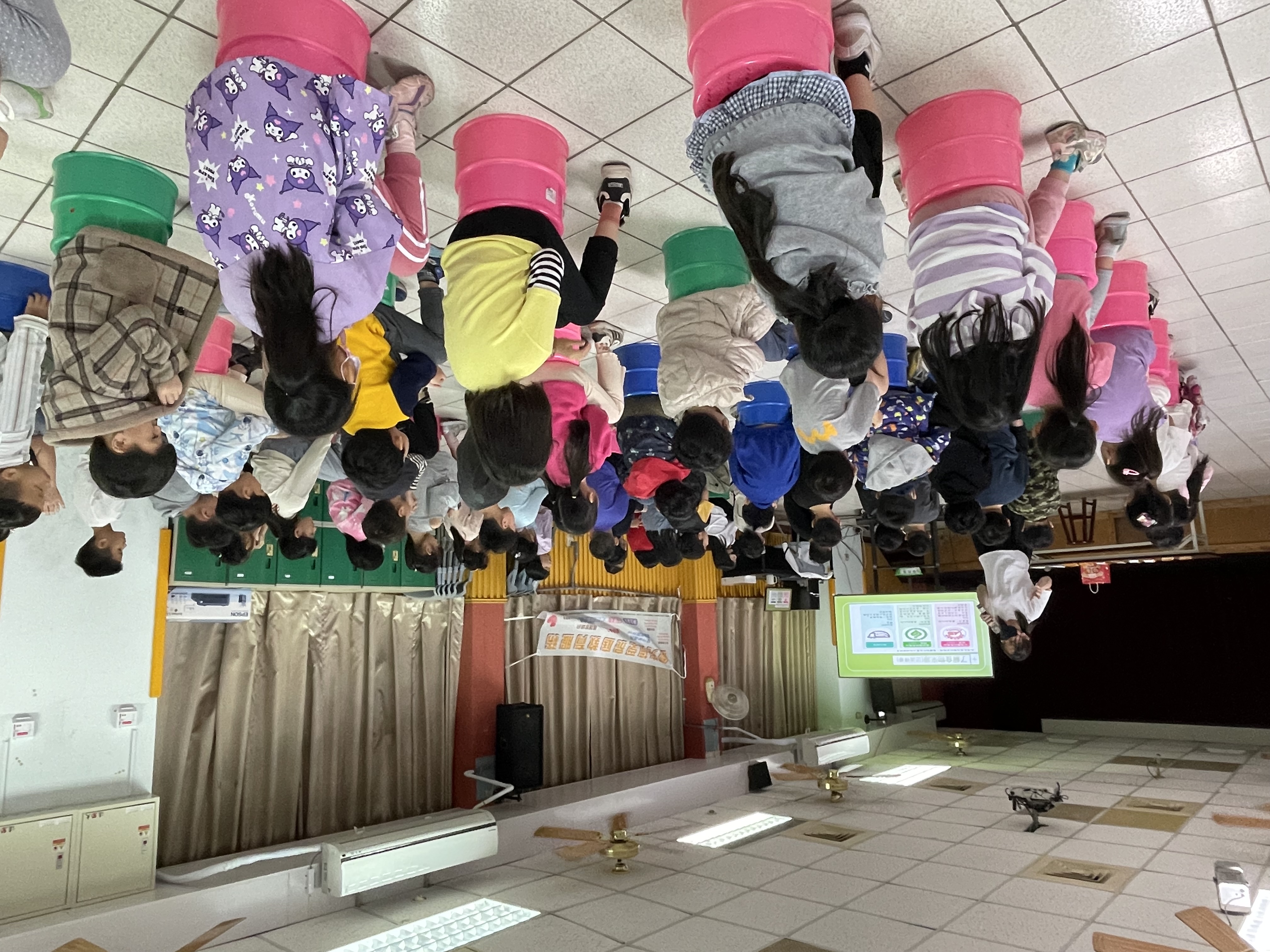 小朋友聚精會神聆聽