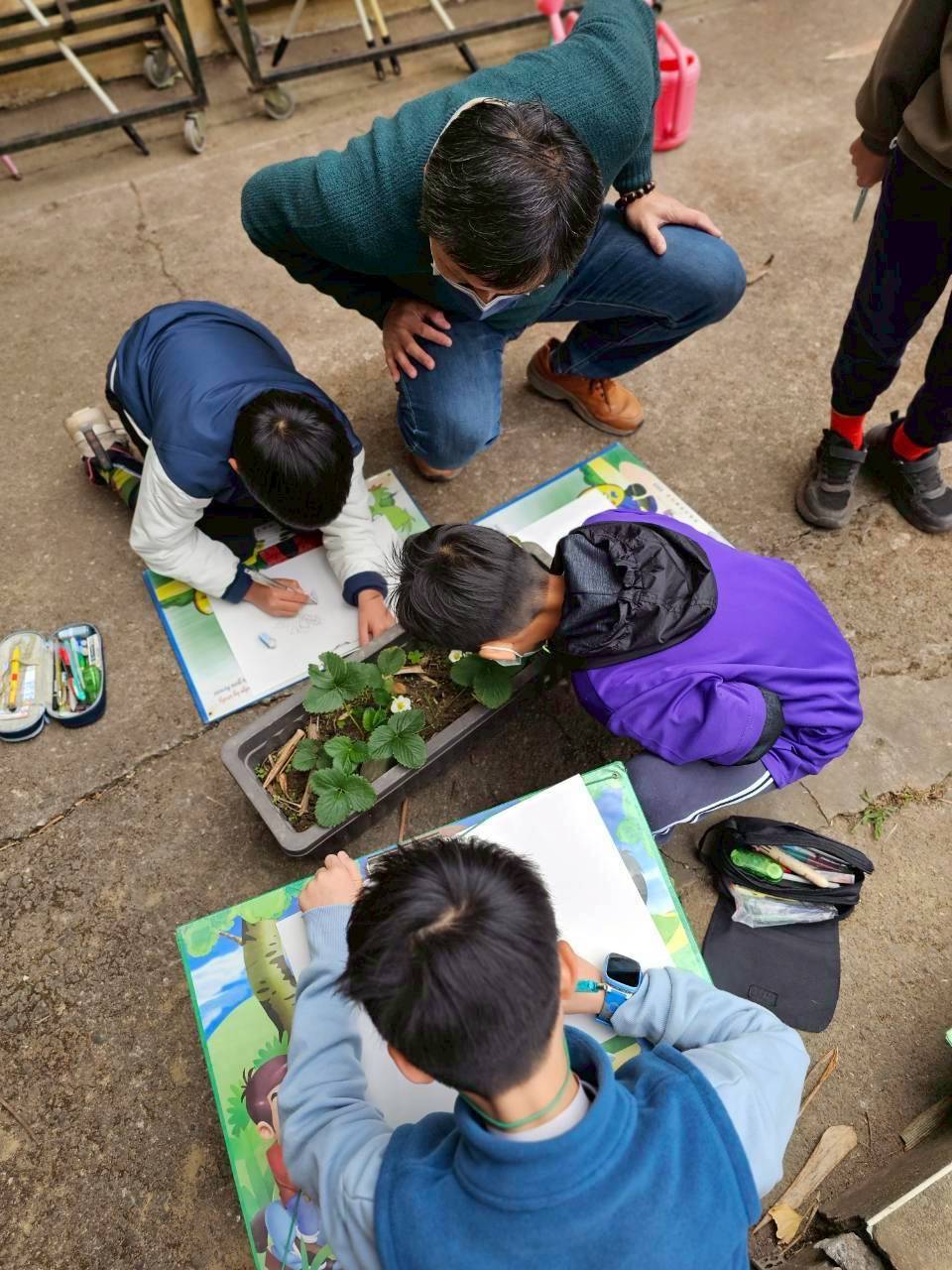 老師指導學生繪畫記錄