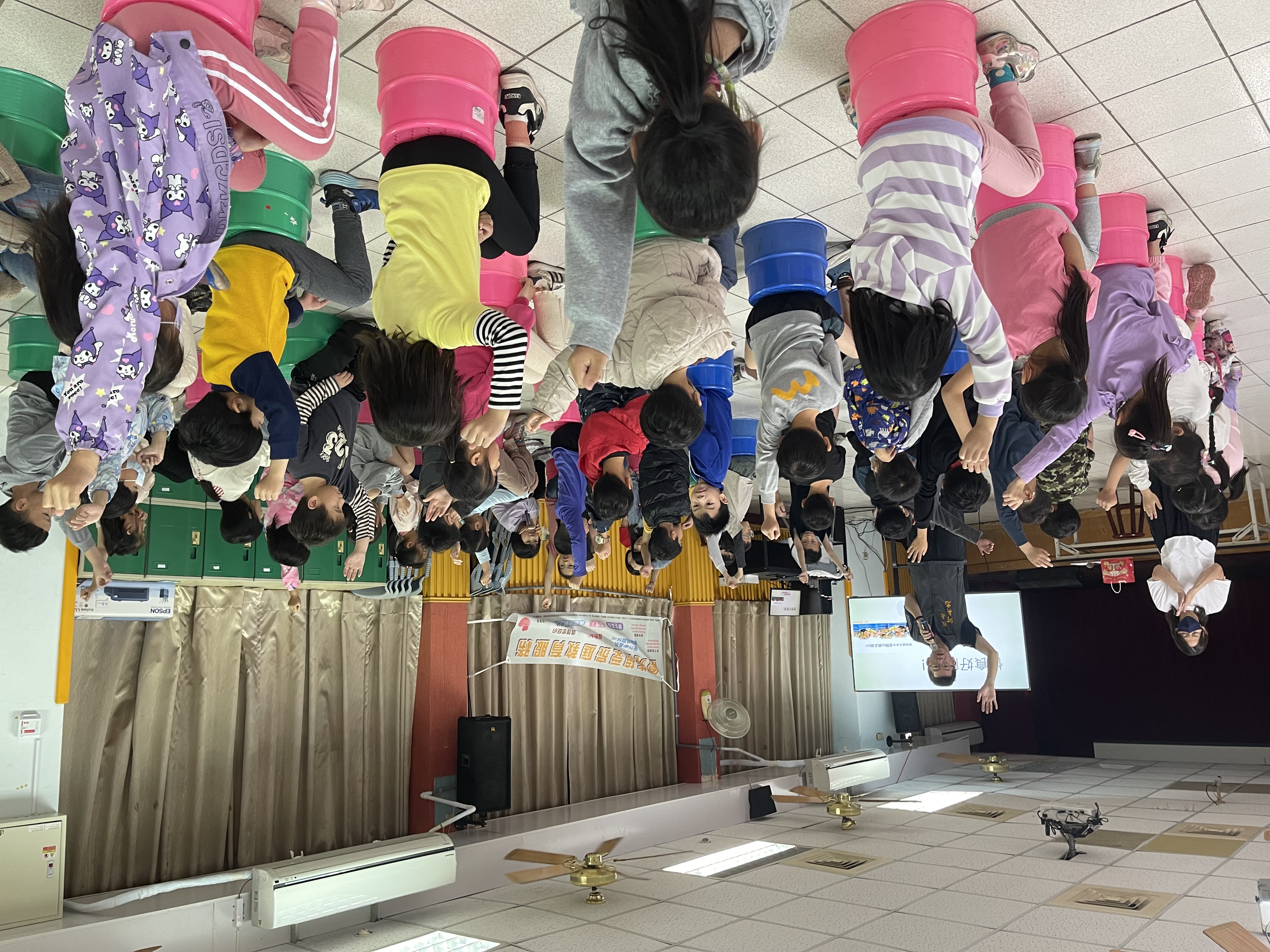 校長介紹講師並詢問孩子們吃早餐的狀況