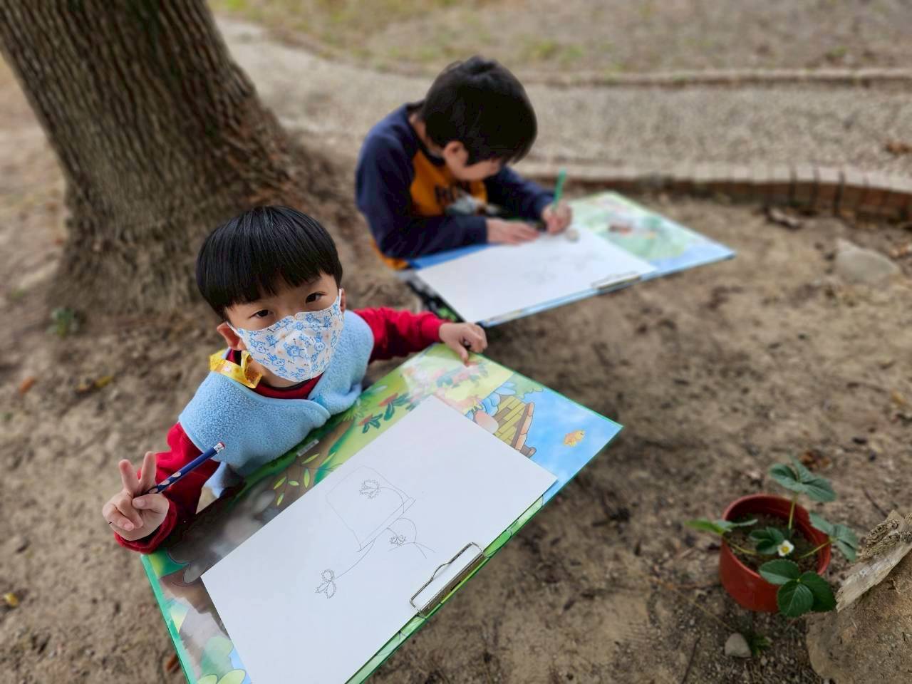 學生們開心地畫畫