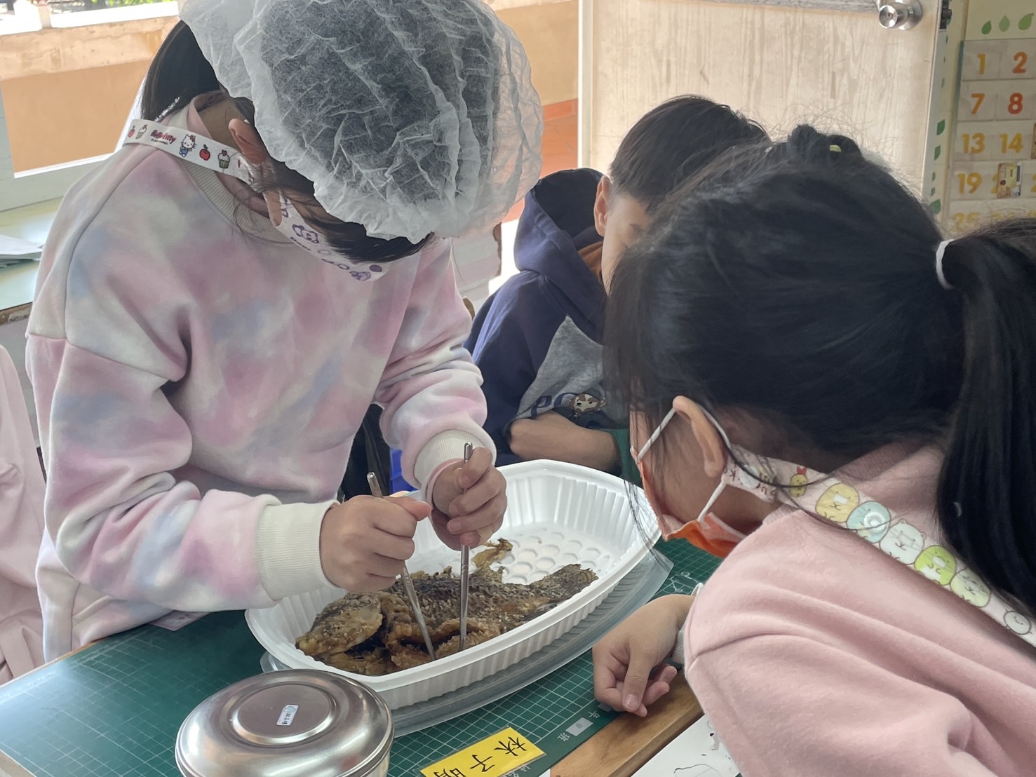 學生練習挑魚刺